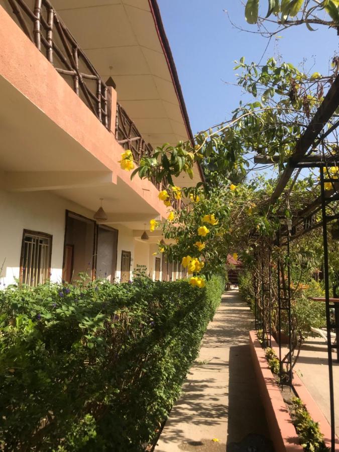 Bamboo Garden Hotel Серекунда Екстериор снимка