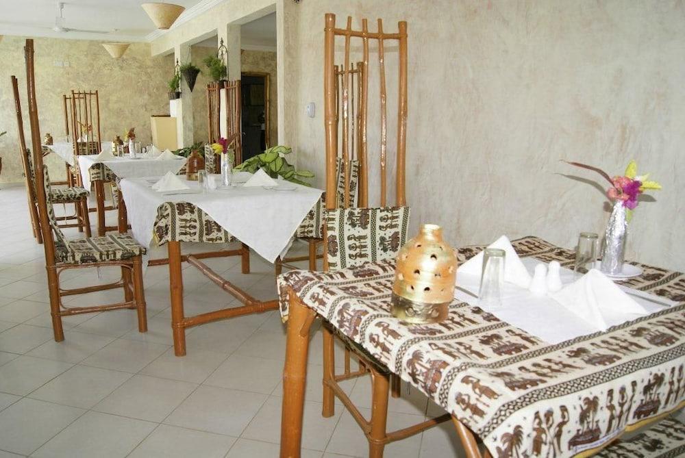 Bamboo Garden Hotel Серекунда Екстериор снимка