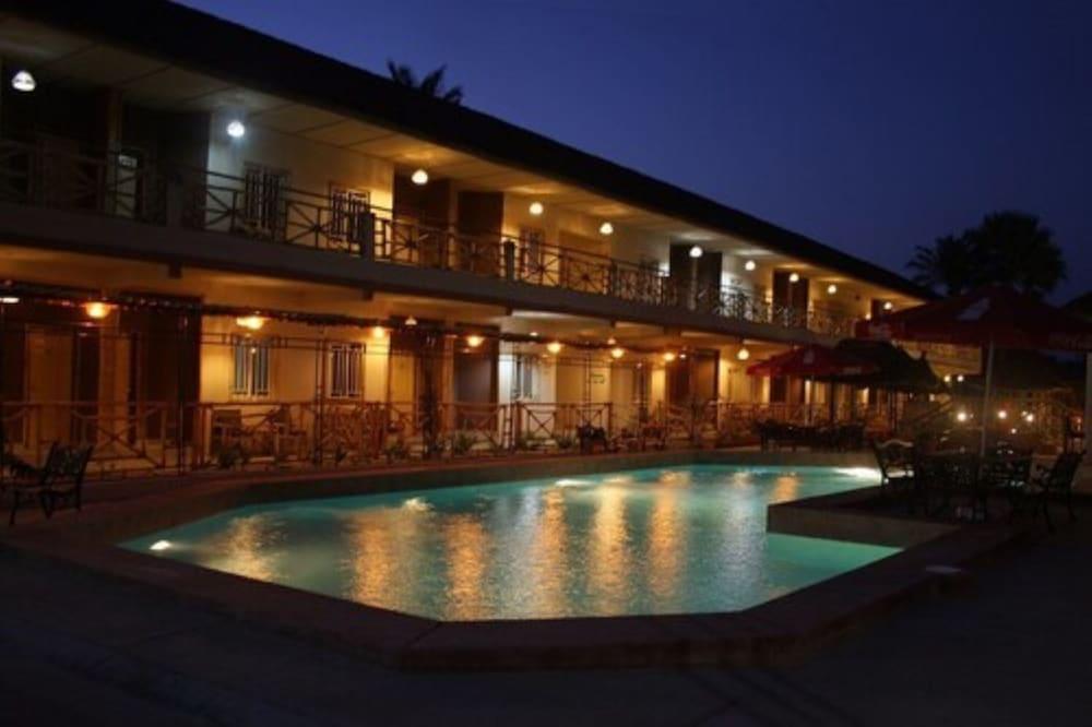 Bamboo Garden Hotel Серекунда Екстериор снимка