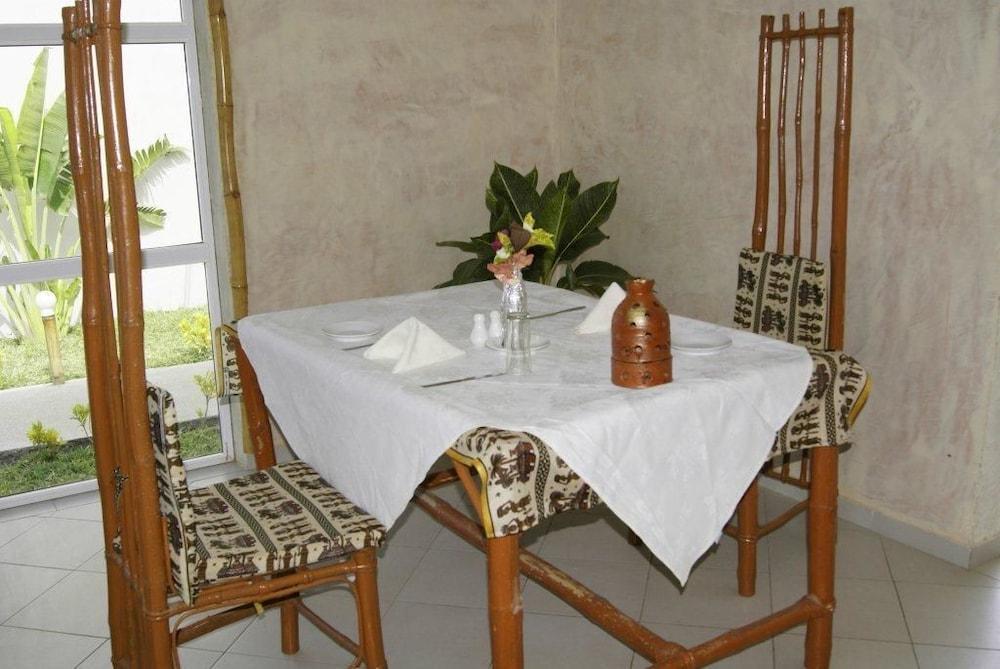 Bamboo Garden Hotel Серекунда Екстериор снимка
