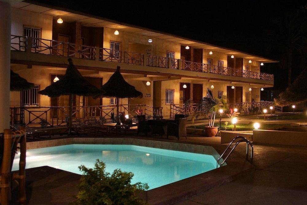Bamboo Garden Hotel Серекунда Екстериор снимка