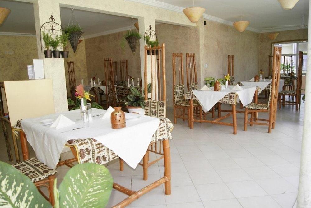 Bamboo Garden Hotel Серекунда Екстериор снимка