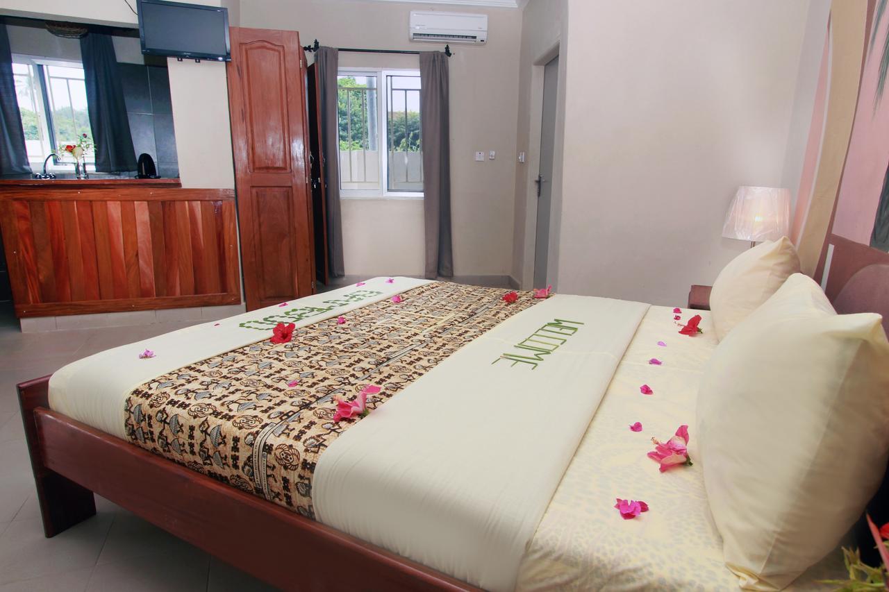 Bamboo Garden Hotel Серекунда Екстериор снимка